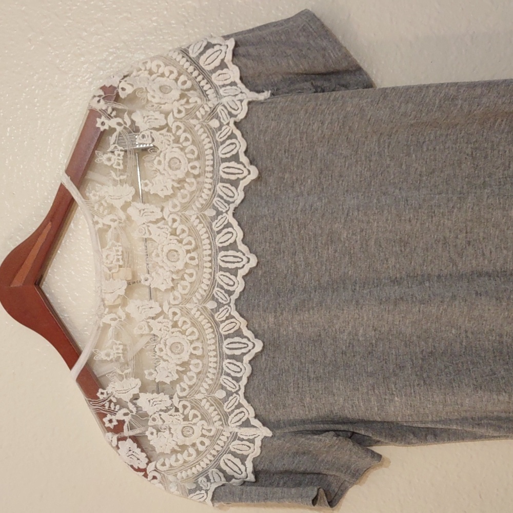 SLIGHTLY USED VANILLA BAY GRAY AND WHITE FLORAL EMBROIDERY SIZE L - Picture 9 of 10
